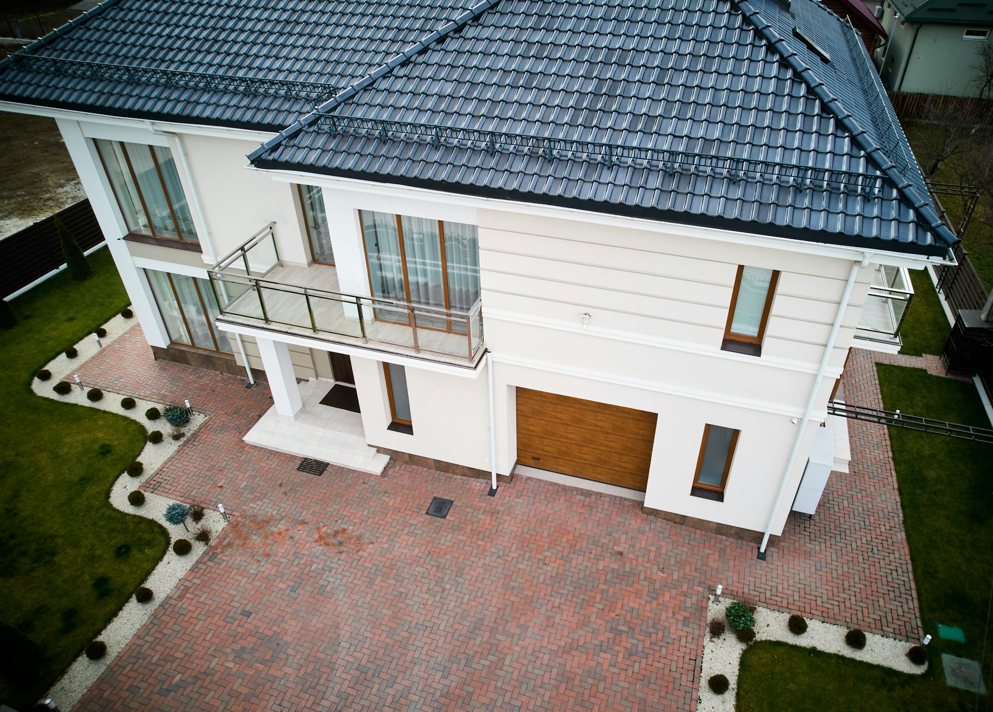 Residential building with pavement and lawn on yard.